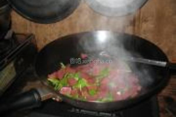 芹菜炒猪红的做法图解4