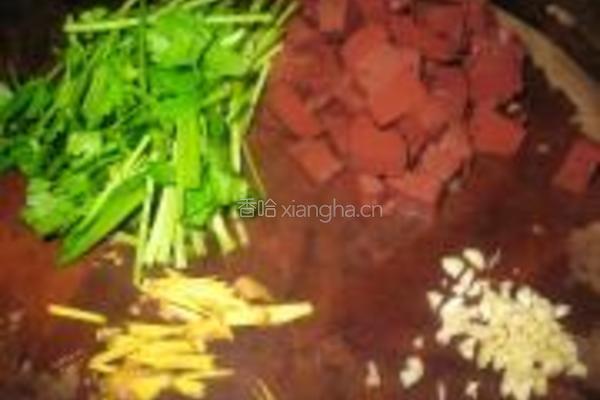 芹菜炒猪红的做法图解2