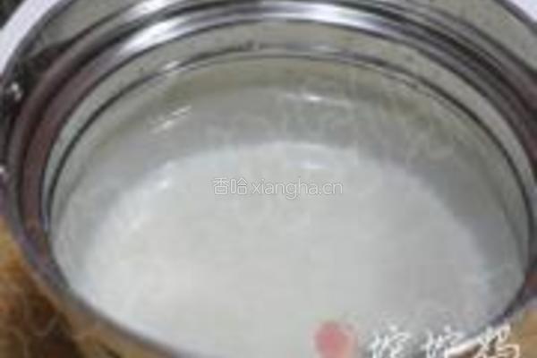 皮蛋瘦肉粥的做法图解1