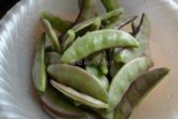 蒜蓉辣酱炒扁豆的做法图解1