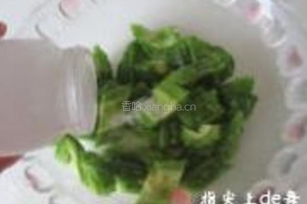 香菠凉瓜炒鸡片的做法图解1