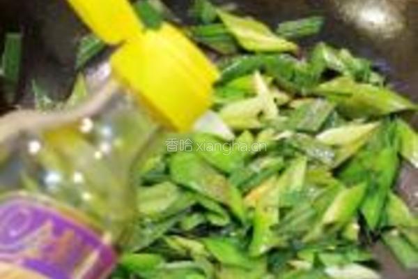 蒜苗炒香干猪耳的做法图解4