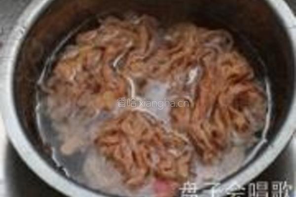酸辣鸭肠的做法图解1