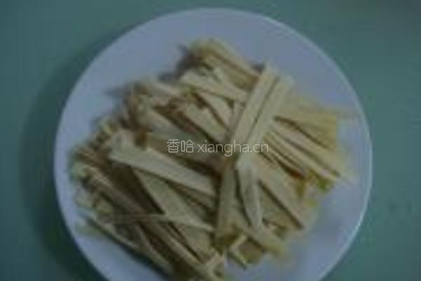 扁豆千张炒香肠的做法图解2