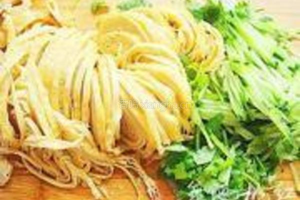 家常凉拌豆油皮的做法图解3