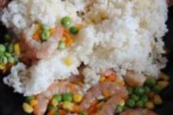 虾仁甜瓜炒饭的做法图解7