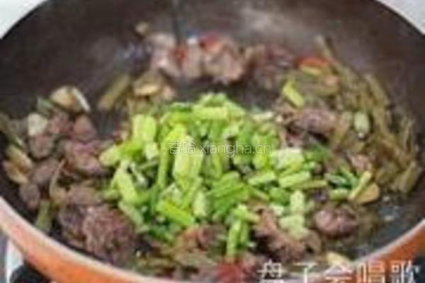 蒜苗酸豇豆爆鸡杂的做法图解11