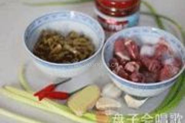 蒜苗酸豇豆爆鸡杂的做法图解1