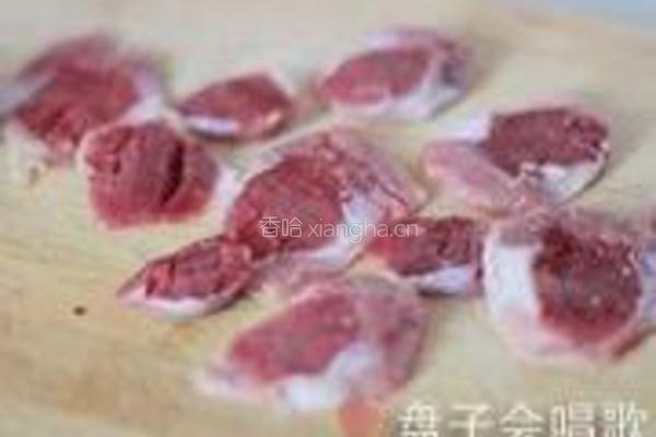 蒜苗酸豇豆爆鸡杂的做法图解3