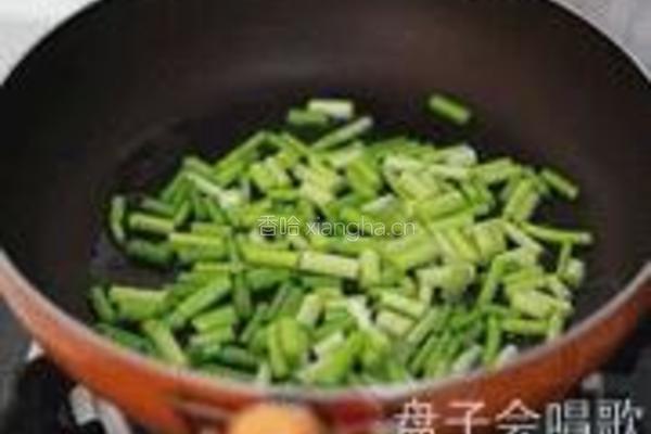 蒜苗酸豇豆爆鸡杂的做法图解7
