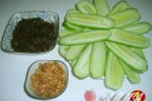 海虾木耳炒脆瓜的做法图解1
