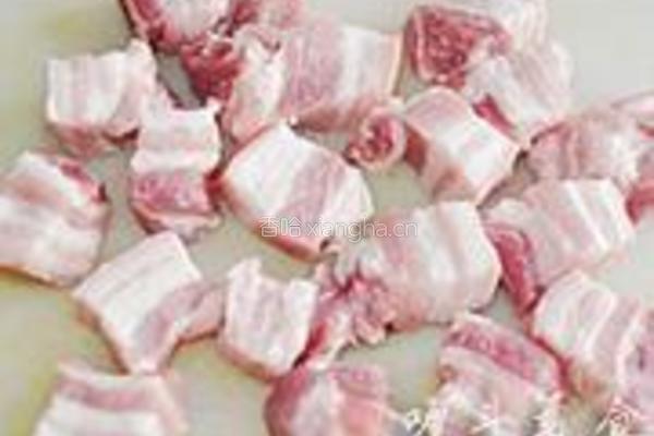 板栗大蒜烧肉的做法图解2