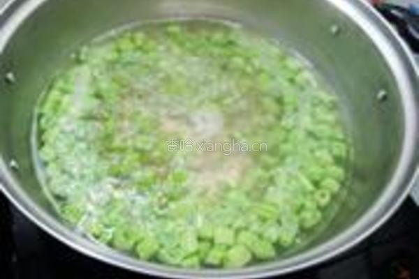 榄菜肉末炒四季豆的做法图解2