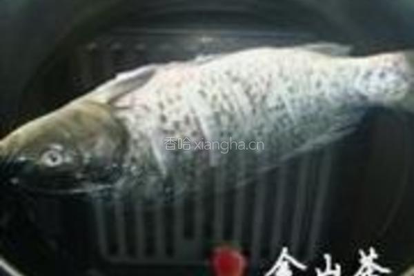 油泼鲤鱼的做法图解2