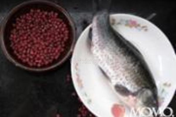 红豆鲫鱼汤的做法图解1