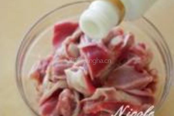 酸豆角炒鸡胗的做法图解2