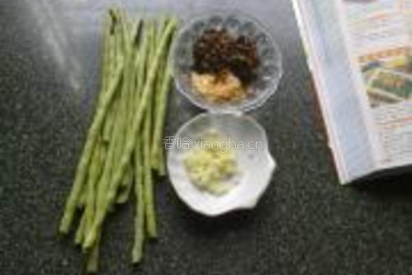 虾米糟菜拌豇豆的做法图解1
