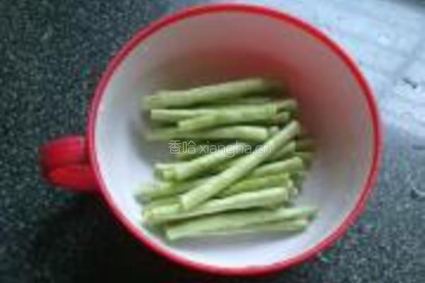 虾米糟菜拌豇豆的做法图解2