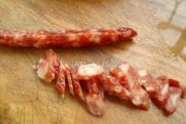 腊肠香菇油菜的做法图解1