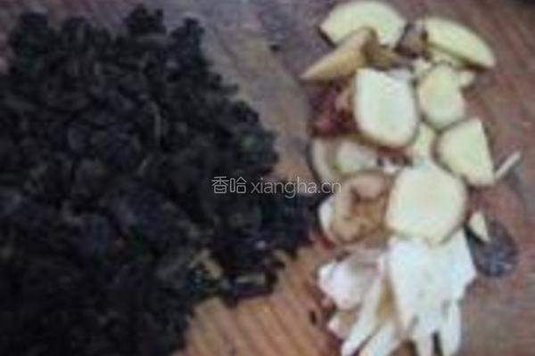 紫苏毛豆烧鲫鱼的做法图解2