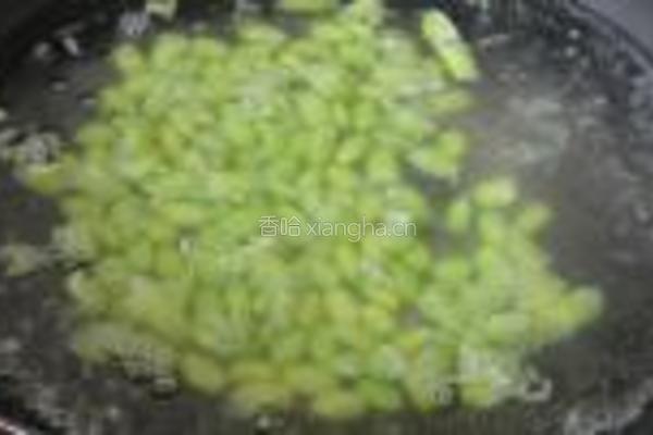 剁椒毛豆炒鸡蛋的做法图解1