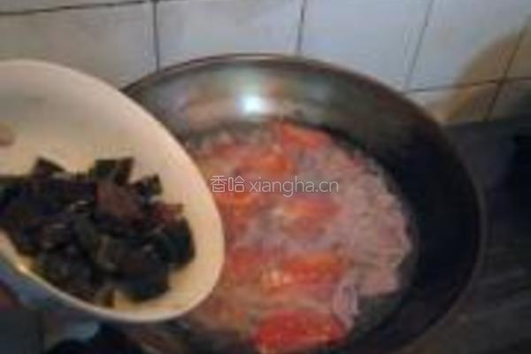番茄瘦肉皮蛋汤的做法图解6