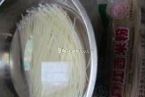 鸡肉汤米粉的做法图解1