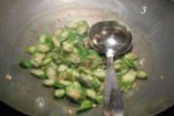 咸肉片炒秋葵的做法图解3