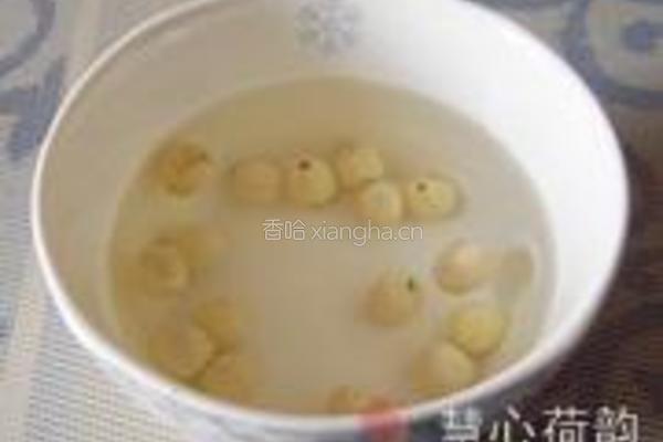 蜜汁银耳红枣莲子枸的做法图解1