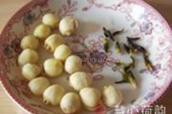 蜜汁银耳红枣莲子枸的做法图解4