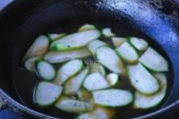 丝瓜番茄猪骨汤的做法图解5