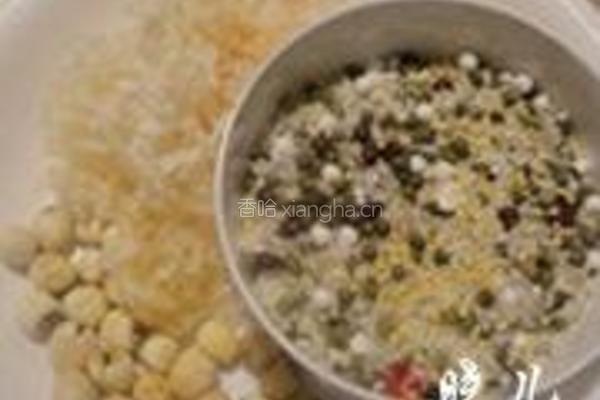 绿豆莲子银耳粥的做法图解1