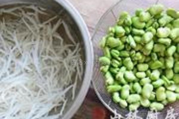 银鱼蚕豆汤的做法图解1