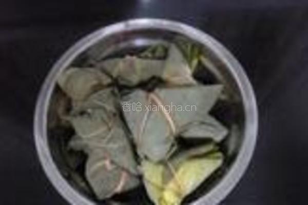 红豆花生蜜枣粽的做法图解10