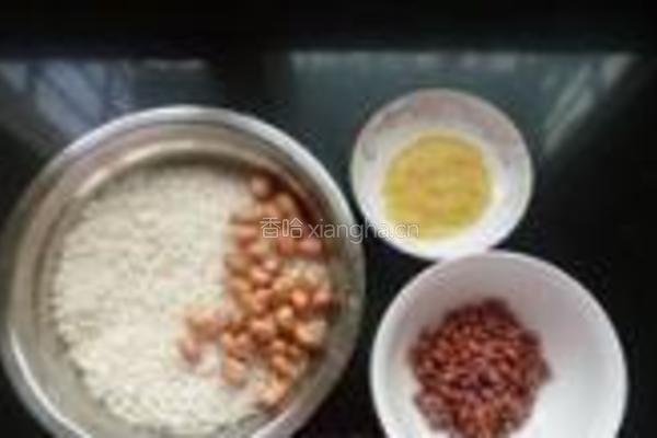 红豆花生蜜枣粽的做法图解1