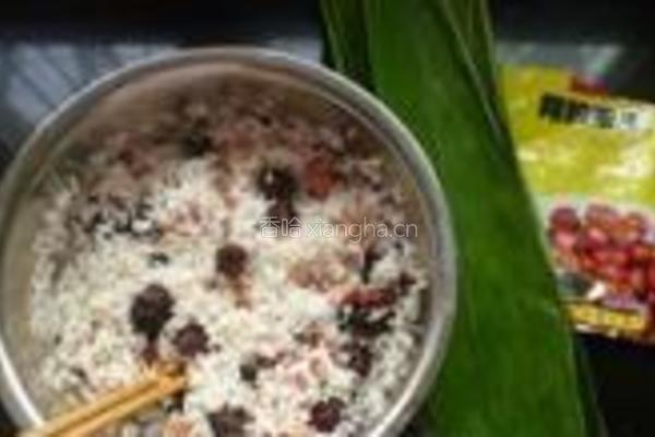红豆花生蜜枣粽的做法图解2