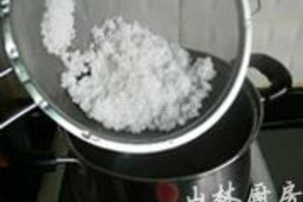 桃花菠萝西米露的做法图解1