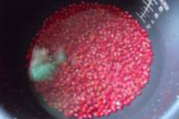 相思红豆蜜枣粽的做法图解1