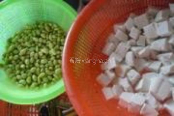 毛豆烧豆腐的做法图解1