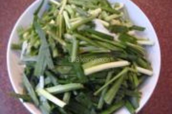 韭菜炒鸡胸脯肉的做法图解2