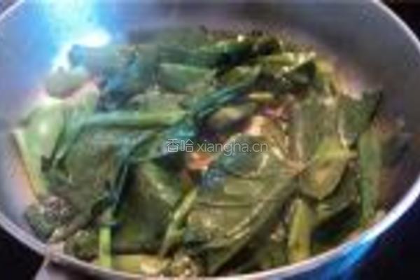 腊肉炒芥兰的做法图解5