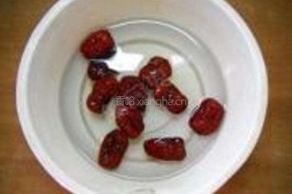 红枣薏仁菊花粥的做法图解2