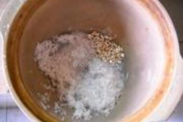 红枣薏仁菊花粥的做法图解3