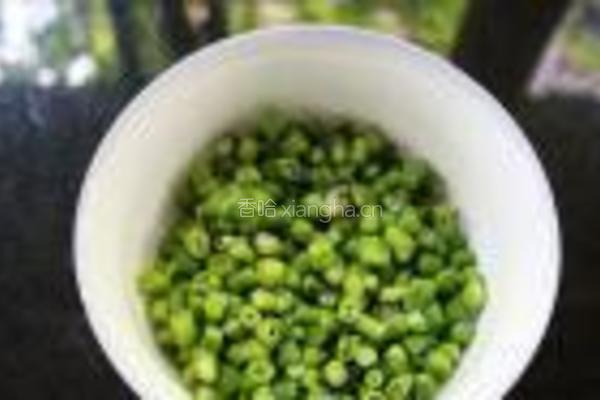 豆角粒煎蛋的做法图解2