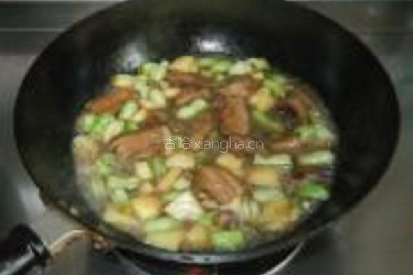 五花肉烧土豆芸豆的做法图解9