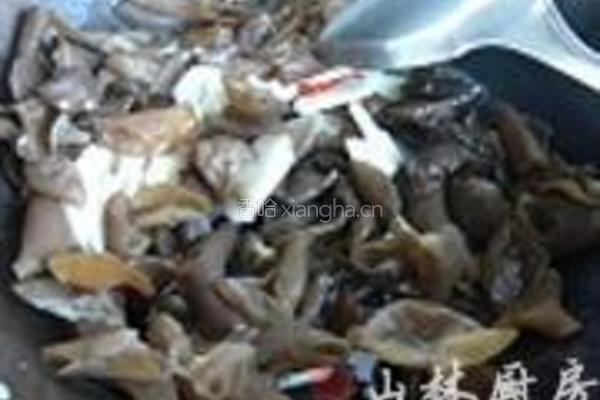 荸荠炒黑木耳的做法图解5