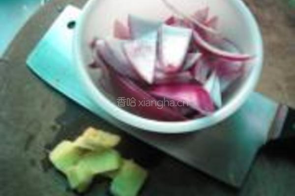 洋葱胡萝卜炒咸肉的做法图解2