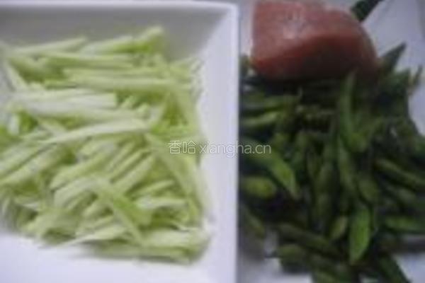 瓜皮肉丝炒毛豆的做法图解1
