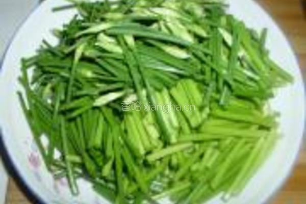 韭菜花炒剥皮鱼的做法图解1