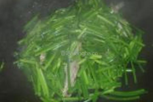 韭菜花炒剥皮鱼的做法图解5